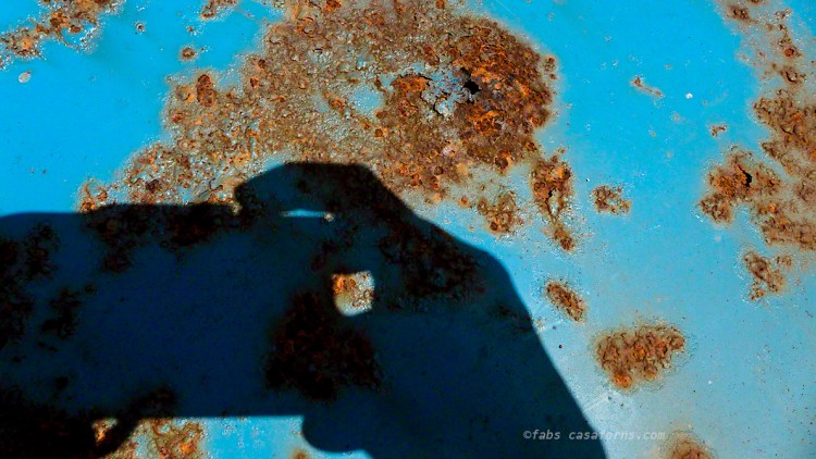 1/160, f/4, ISO 80 (my hand and camera's shadow over the rusty can)